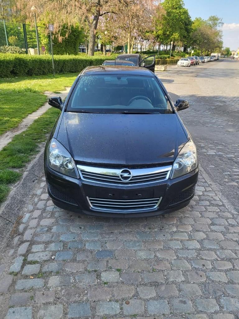 Opel Astra 1.6 Essence, Auto's, Voorwielaandrijving, Euro 5, Stof, Zwart