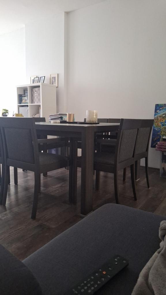 Table solide et 8 chaises confortables, Enlèvement, Comme neuf, 8 chaises ou plus