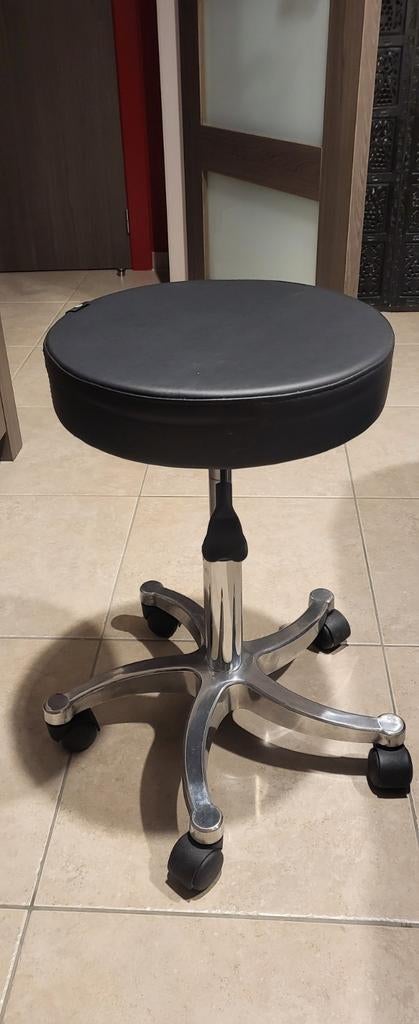 Zwarte verrijdbare kruk / werkstoel te koop, Enlèvement, Réglable en hauteur, Comme neuf, Plastique