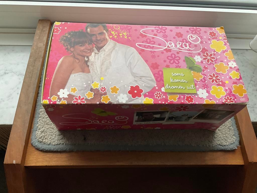 Box met 25 DVD’s van de VTM Serie Sara, Cd's en Dvd's, Ophalen of Verzenden, Zo goed als nieuw