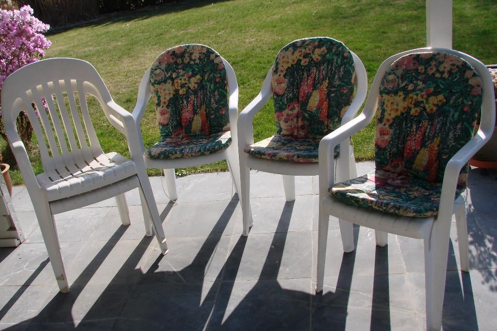 tuinset: 4 stpelen met kussens en tafel, Tuin en Terras, Ophalen, 4 zitplaatsen, Kunststof, Gebruikt