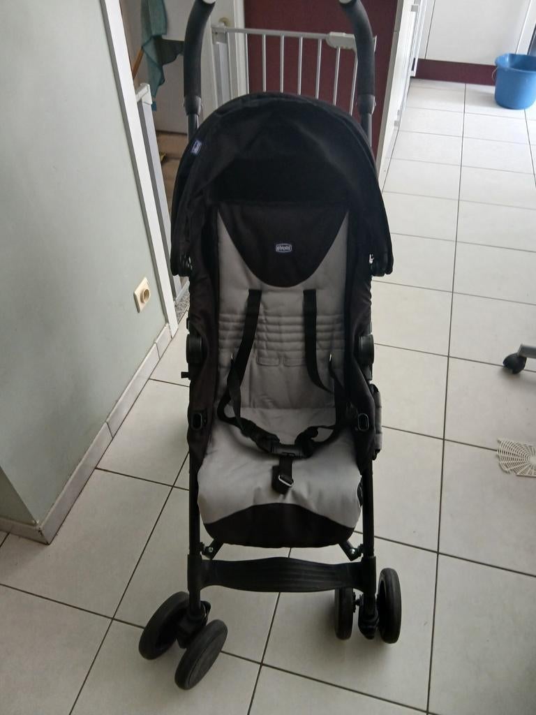 Buggy  Chicco  zwart  en het zitje grijs, Ophalen