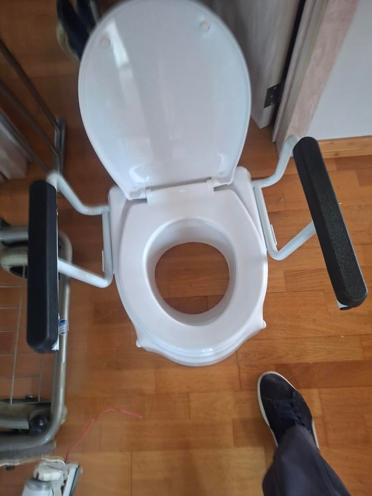 Toilet verhoger met arm steunen die op en neer kunnen, Ophalen