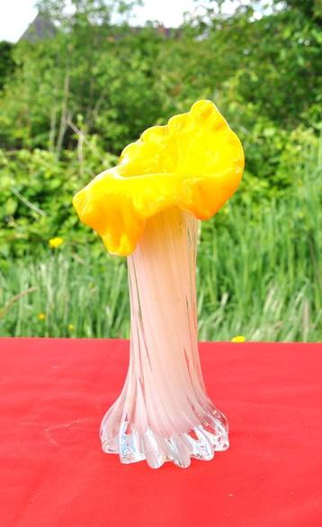 vase en verre blanc dessus forme fleur arome 