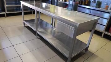 Diverse inox werktafels tot 223cm lang beschikbaar voor biedingen