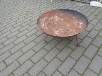 Grote verroeste vuurschaal dia 60 cm op voetjes beschikbaar voor biedingen