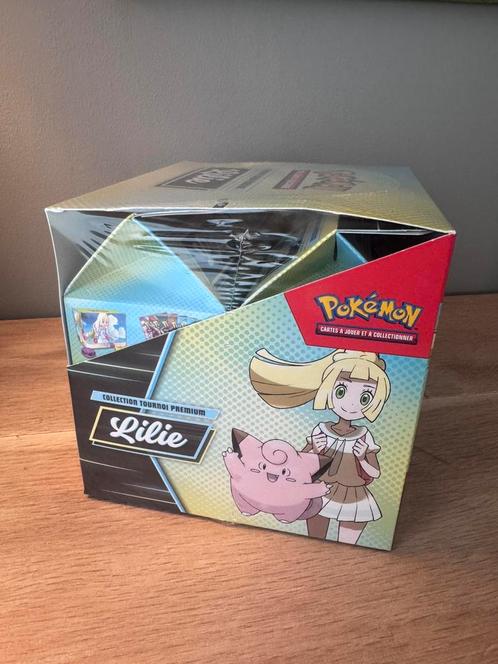 NEUVE - Display Collection Tournoi Premium Lilie EV9, Hobby en Vrije tijd, Verzamelkaartspellen | Pokémon, Nieuw, Booster, Ophalen of Verzenden