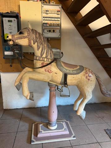 Antiek carousel paard beschikbaar voor biedingen