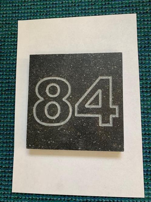 Nieuwe huisnummer nr. 84 in blauwsteen arduin gegraveerd ., Antiek en Kunst, Curiosa en Brocante, Ophalen of Verzenden