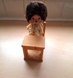 Vintage MonChhiChi op Houten Schoolbankje 1976, Enlèvement ou Envoi, Utilisé, Autres types, Autres marques