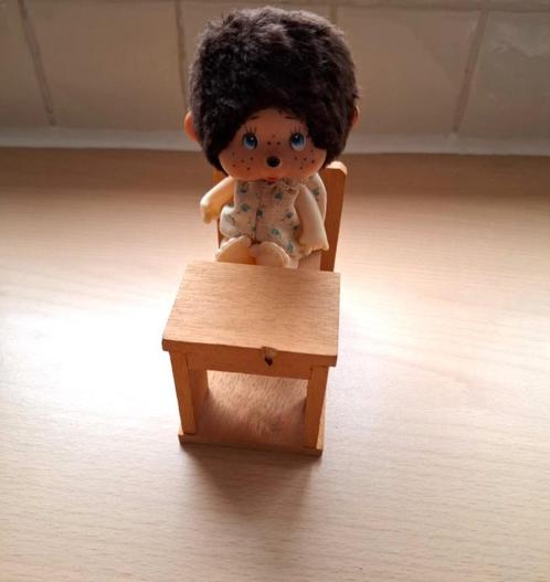 Vintage MonChhiChi op Houten Schoolbankje 1976, Collections, Ours & Peluches, Utilisé, Autres types, Autres marques, Enlèvement ou Envoi