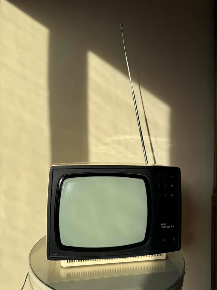 Vintage Tesla Pluto 66 zwart-wit tv – werkend – retro design, Antiek en Kunst, Antiek | Tv's en Audio, Ophalen