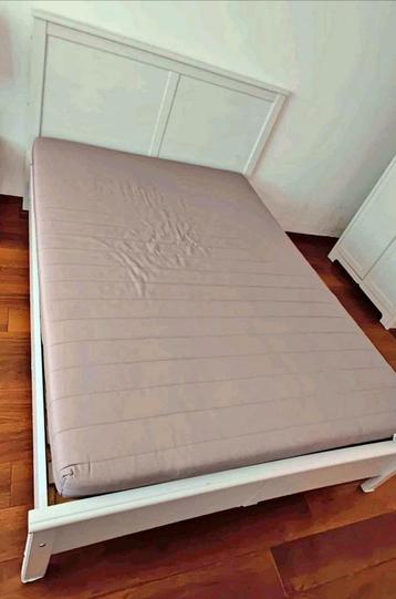 Superbe lit en bois blanc 140cmx200cm neuf avec matelas 
