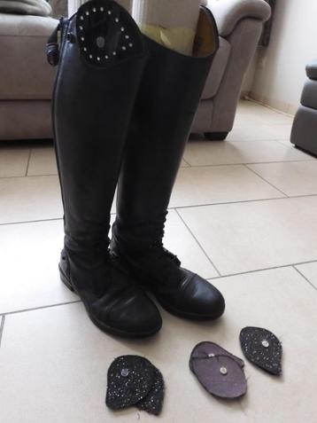 Caps, rijlaarzen en handschoenen beschikbaar voor biedingen