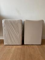 Twee beige lederen poefjes in perfecte staat, Ophalen, Zo goed als nieuw