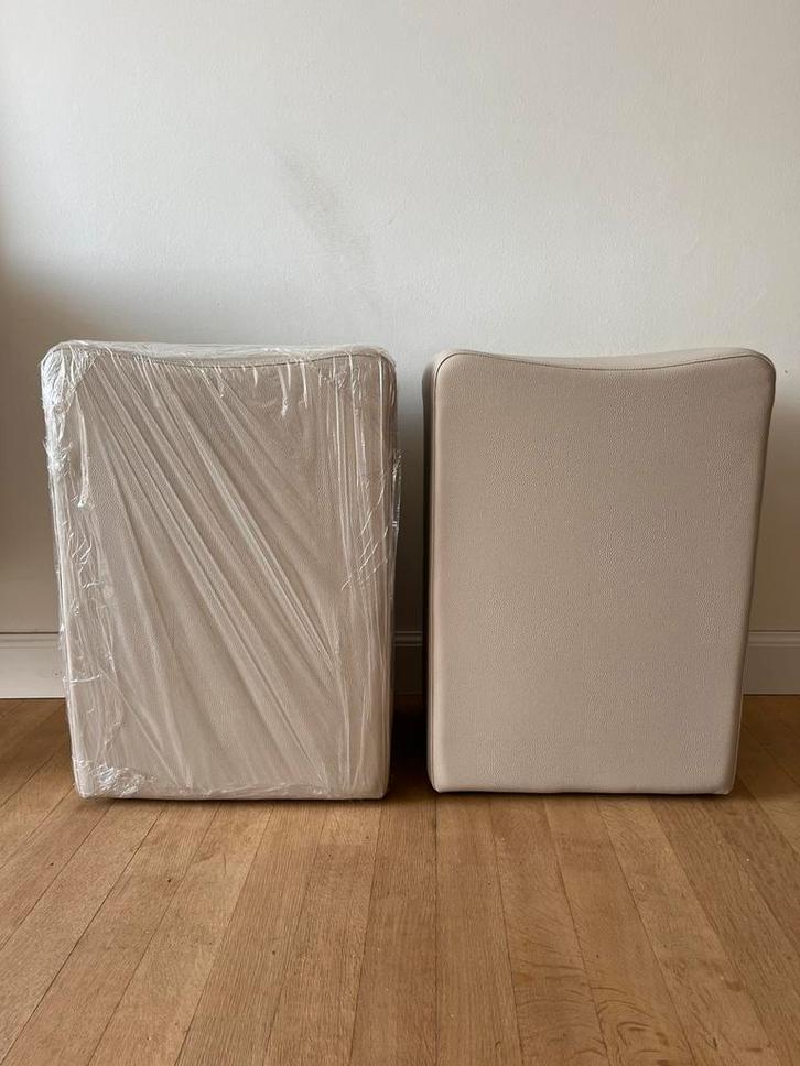 Twee beige lederen poefjes in perfecte staat, Huis en Inrichting, Zetels | Voetbanken en poefs, Zo goed als nieuw, Ophalen