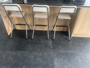 3 witte barkrukken (inklapbaar) beschikbaar voor biedingen