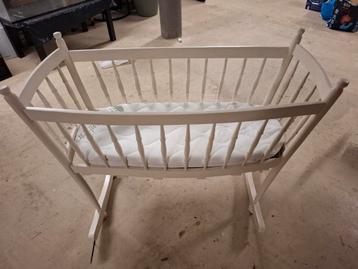 Oud gerenoveerd wiegje beschikbaar voor biedingen