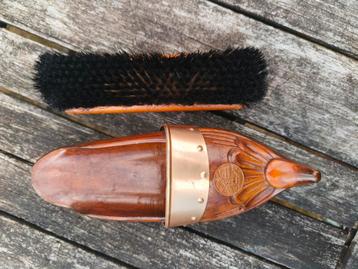 Houten klompje met borstel beschikbaar voor biedingen