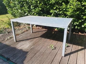  tuintafel met glazen blad beschikbaar voor biedingen