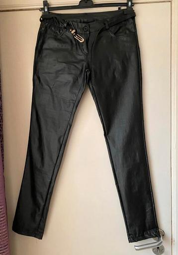 Zwartlook leren broek met riem maat L + tot S beschikbaar voor biedingen