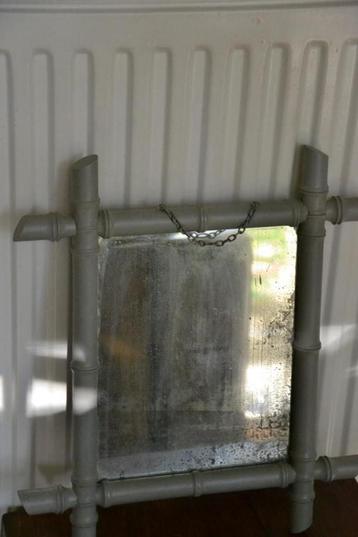 Miroir en faux bambou, Enlèvement