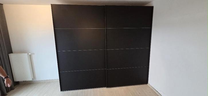 Ruime zwarte kleerkast in uitstekende staat, Huis en Inrichting, Kasten | Kleerkasten, Zo goed als nieuw, 200 cm of meer, 200 cm of meer