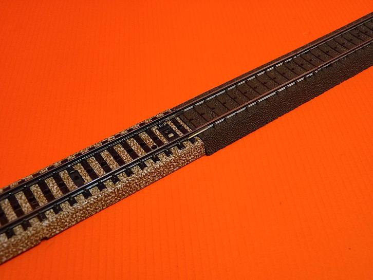 SPOOR M > SPOOR C MÄRKLIN - 2x RECHTE OVERGANGSRAIL - 24951, Hobby en Vrije tijd, Modeltreinen | H0, Zo goed als nieuw, Rails