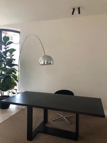 design bureau en design stoel Andreu World beschikbaar voor biedingen