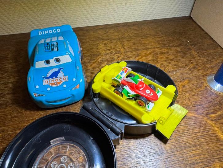 2 AUTOS VAN CARS GELUID EN RIJDT VANZELF, Enfants & Bébés, Jouets | Véhicules en jouets, Enlèvement ou Envoi