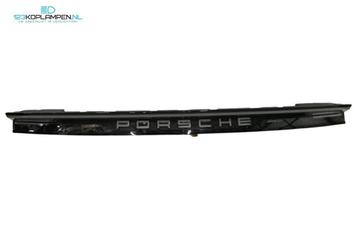 Porsche Taycan achterlicht midden beschikbaar voor biedingen