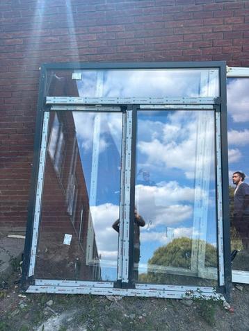 Een dubbele raamdeur van 210 breed bij 250 hoog met beschikbaar voor biedingen