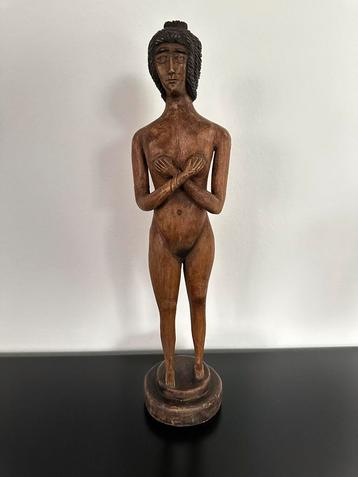 Statue en bois avec initiales disponible aux enchères