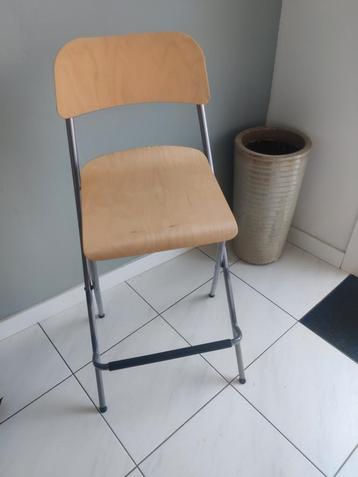 Hoge kruk beschikbaar voor biedingen