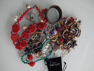 Lotje sieraden. beschikbaar voor biedingen