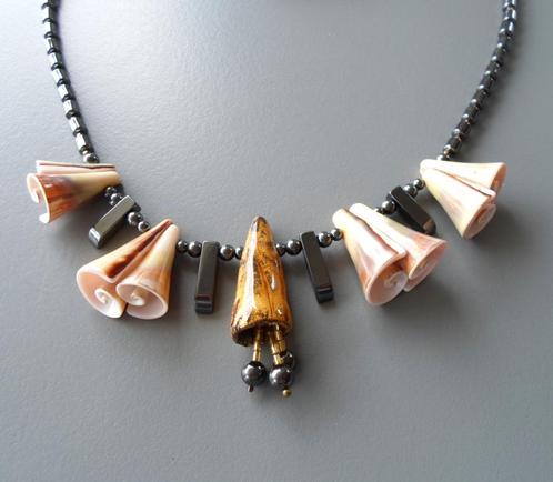 Nieuwe etnische ketting met keramische bel en schelpen, Handtassen en Accessoires, Kettingen, Nieuw, Steen of Mineraal, Zilver