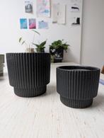 2 zwarte bloempotten, Tuin en Terras, Rond, Zo goed als nieuw, Aardewerk, Tuin
