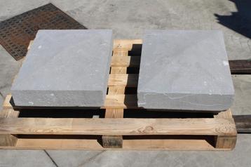 diamantkop van een zuil of pilaster in blauwe steen. beschikbaar voor biedingen