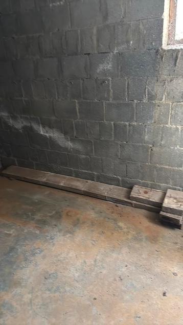GRATIS - stenen welfsel + houten planken beschikbaar voor biedingen