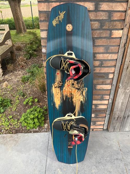 Hyperlite wakeboard(147)+boots( maat 44.5), Watersport en Boten, Wakeboarden, Zo goed als nieuw, Board en Schoenen, Ophalen of Verzenden