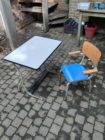 Tubax tafel en stoeltje beschikbaar voor biedingen