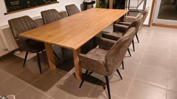 Massieve eiken tafel met stoelen beschikbaar voor biedingen