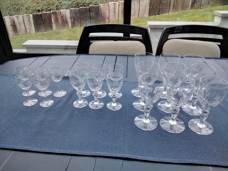 Lot de 20 verres anciens sur pied en cristal fin Saint Louis, Antiquités & Art, Antiquités | Verre & Cristal, Enlèvement ou Envoi