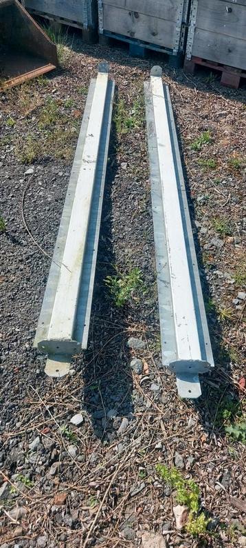 Metalen verzinkte palen voor hok of afdak beschikbaar voor biedingen