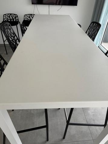 Metalen wit gelakte bartafel beschikbaar voor biedingen