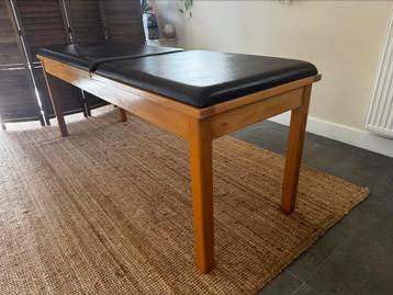 houten massagetafel beschikbaar voor biedingen