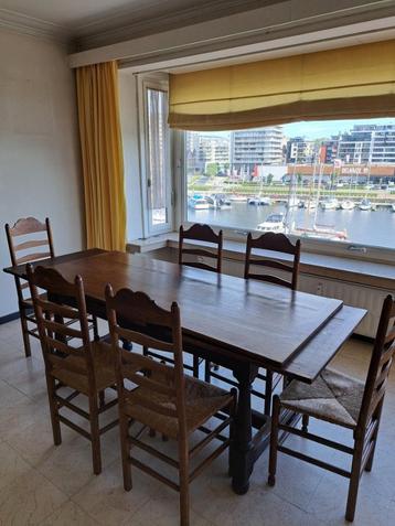 houten tafel beschikbaar voor biedingen