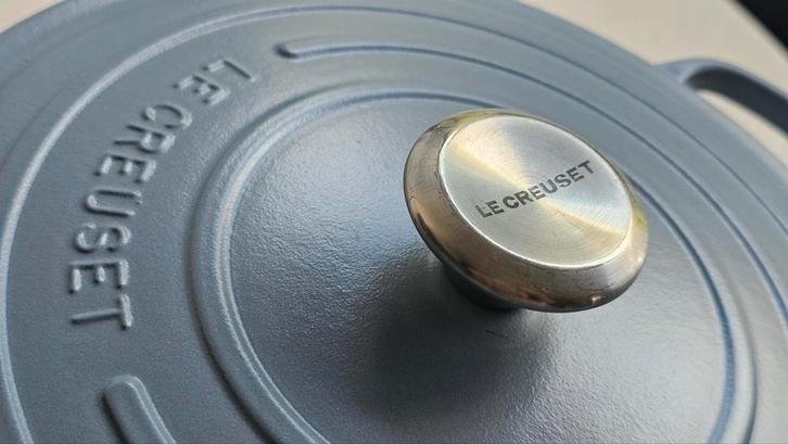 Le creuset gietijzeren pan diameter 28cm Signature blauw mat, Huis en Inrichting, Keuken | Potten en Pannen, Zo goed als nieuw