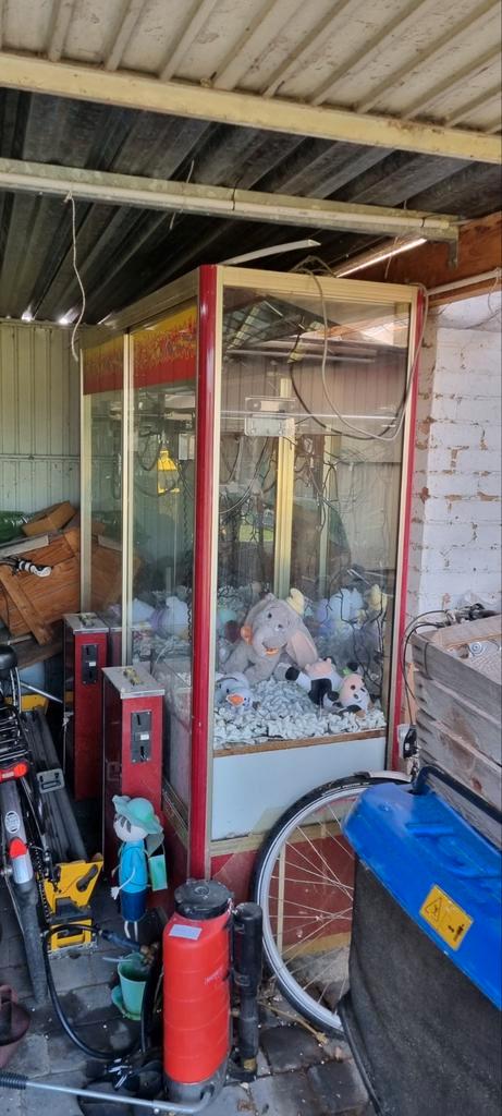 grijpkast  kermis merk BUST 2stuks aan een gebouwd   werken, Verzamelen, Automaten | Gokkasten en Fruitautomaten, Zo goed als nieuw