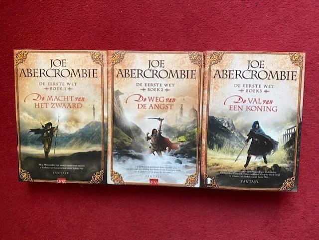 JOE ABERCROMBIE DE EERSTE WET, DE COMPLETE TRILOGIE IN ZEER, Boeken, Fantasy, Ophalen of Verzenden